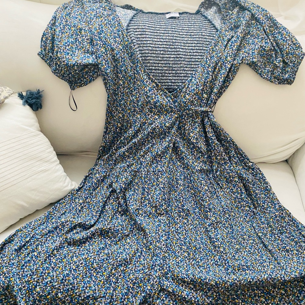 Women’s size large old navy wrap dress. Never worn